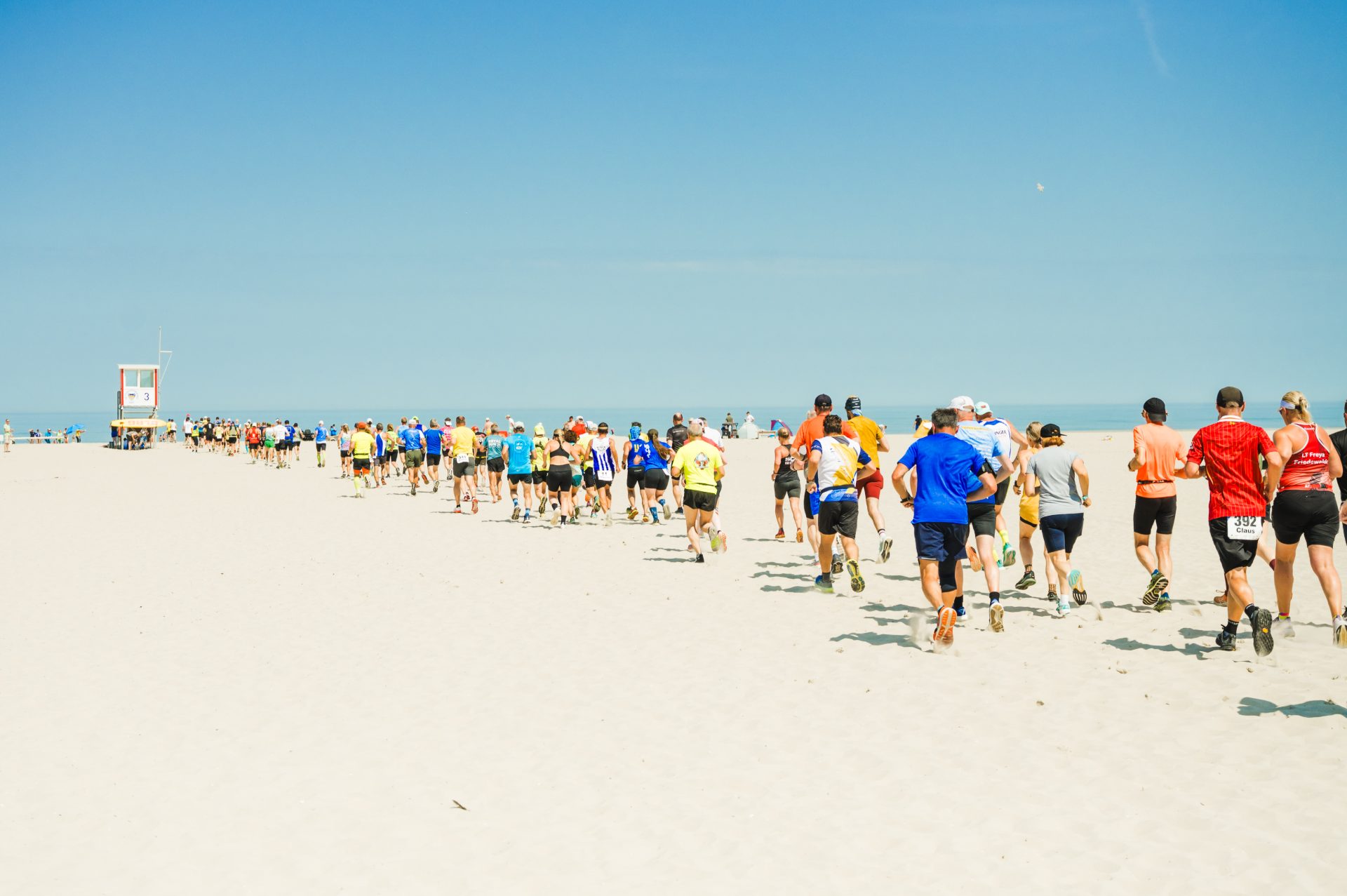 Breiter Sandstrand unter offenem Himmel